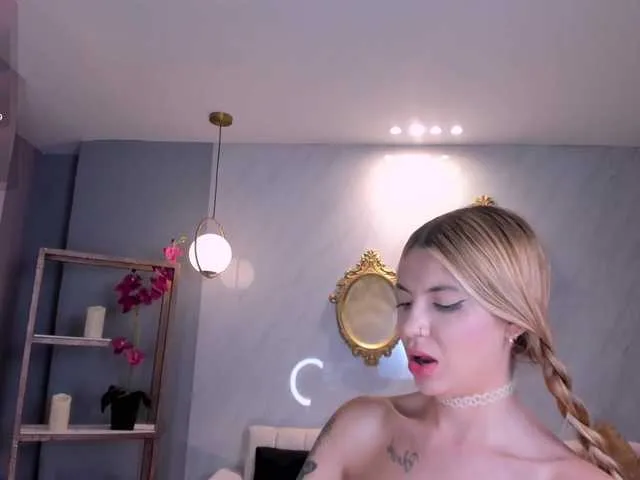 NiaHolland Image 17